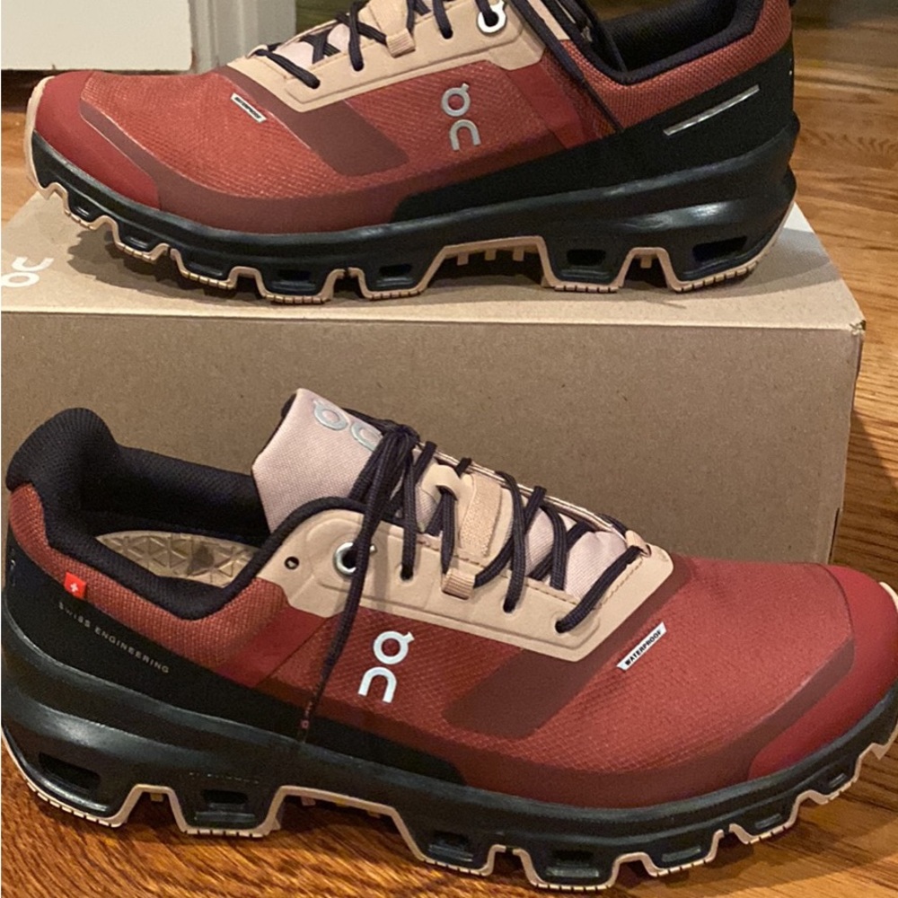 ON Cloudventure waterproof Womens Size 8, Wore Only Twice.